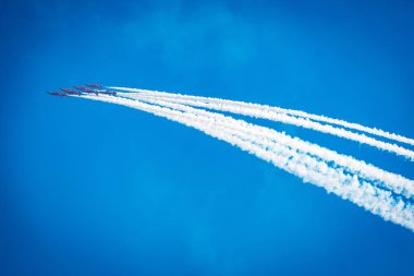 Açık mavi gökyüzü, Aero gösterisi sırasında gündüz