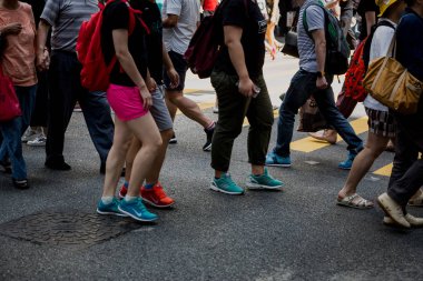 Evler ve dükkanlar, 19 Kasım, 2016 - Tsim Sha Tsui, Hong Kong ile kalabalık sokak 
