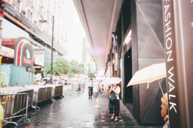 19 Kasım, 2016 - Tsim Sha Tsui, Hong Kong: Hong Kong ünlü Nathan Road'da Cumartesi Kasım, 2016 sokak görünümü.