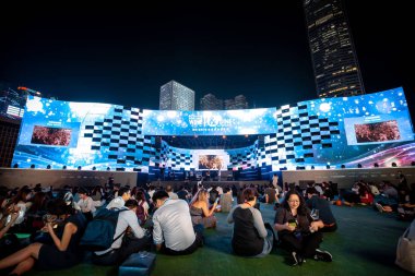 Hong Kong, Çin - 26 Ekim 2018: Hong Kong şarap ve Dine Festivali 10th edition, insanlar yiyecek, içecek ve eğlence hemen yanında çarpıcı Victoria Limanı manzarası keyfini çıkarın.