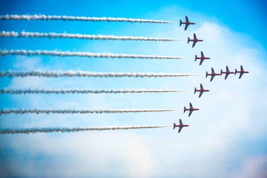 Açık mavi gökyüzü, Aero gösterisi sırasında gündüz