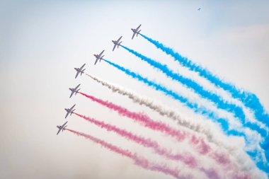 Açık mavi gökyüzü, Aero gösterisi sırasında gündüz