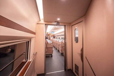 içinin boş modern Tren 