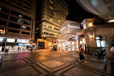 10 Ağustos 2017 - Tsim Sha Tsui, Hong Kong: Geceleri insan kalabalığı ile sokak görmek 