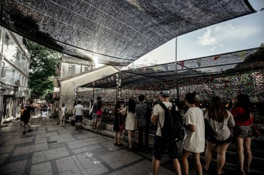 Evler ve dükkanlar, 19 Kasım, 2016 - Tsim Sha Tsui, Hong Kong ile kalabalık sokak 