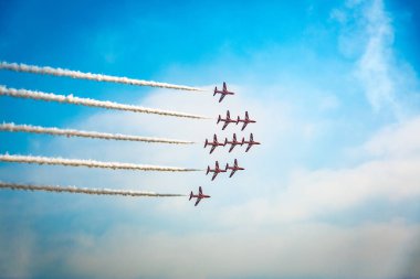 Açık mavi gökyüzü, Aero gösterisi sırasında gündüz