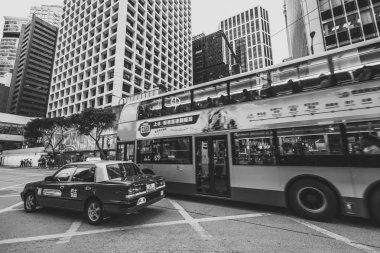 Siyah beyaz görüntü kalabalık Hong Kong sokakların 