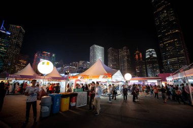 Hong Kong, Çin - 26 Ekim 2018: Hong Kong şarap ve Dine Festivali 10th edition, insanlar yiyecek, içecek ve eğlence hemen yanında çarpıcı Victoria Limanı manzarası keyfini çıkarın.