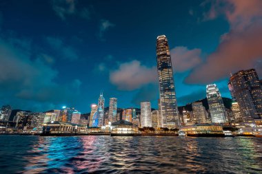 Suya karşı Hong Kong gece görünümü 