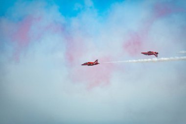 Açık mavi gökyüzü, Aero gösterisi sırasında gündüz