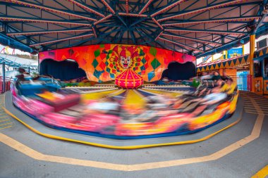 Hong Kong - 29 Kasım 2018, eğlence parkı ile carousels gündüz sırasında