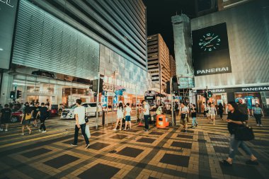 10 Ağustos 2017 - Tsim Sha Tsui, Hong Kong: İnsan kalabalığı ile sokak görmek