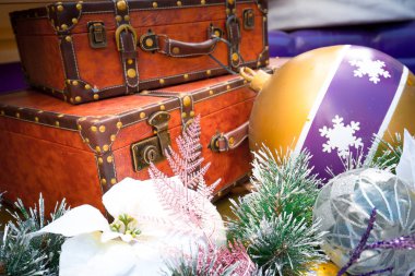 Noel süsleri olan Hong Kong sokak 