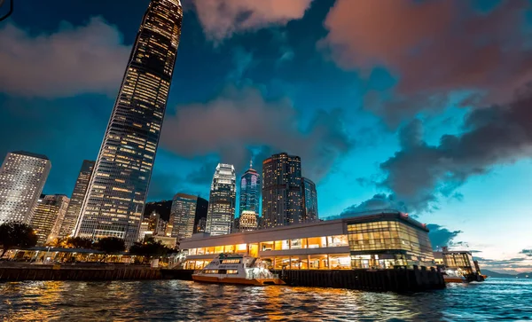 Suya karşı Hong Kong gece görünümü 