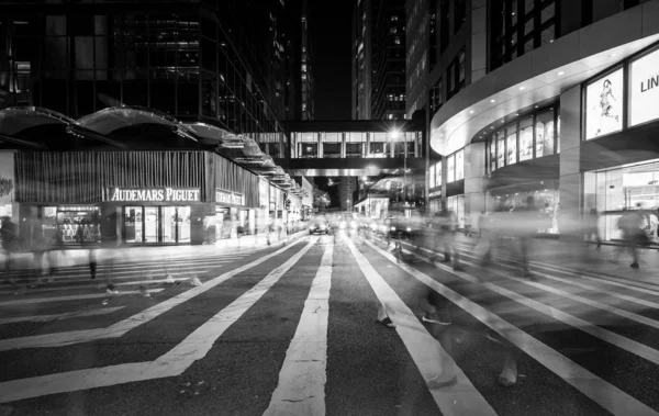 Улица Людьми Транспортом Дневное Время Гонконг Черно Белое Изображение — стоковое фото
