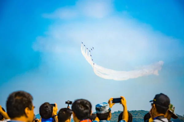 昼間は青空でエアロを — ストック写真