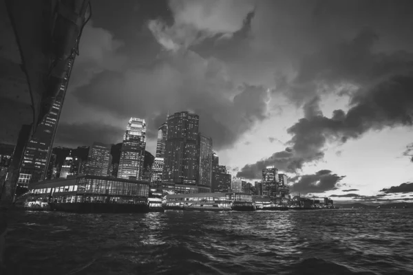 香港夜景对水 黑白图像 — 图库照片