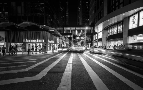 Ulice Lidmi Dopravy Během Dne Hong Kong Černý Bílý Obraz — Stock fotografie