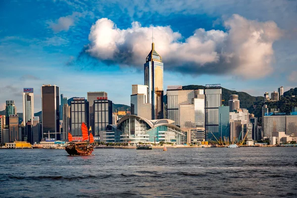 Reizen Azië Hong Kong China Stadszicht Van Wolkenkrabbers Tegen Water — Stockfoto