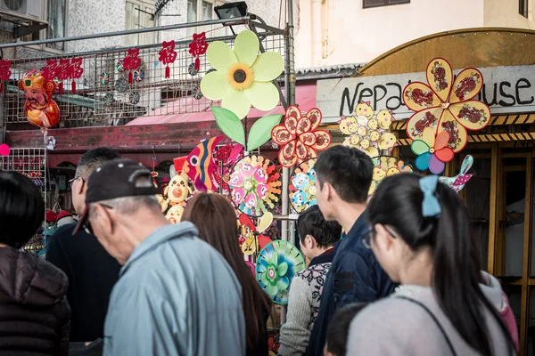 歩行者と昼間では 香港のショップにある通り — ストック写真