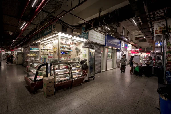 Rua Com Pedestres Palmeiras Durante Dia Hong Kong — Fotografia de Stock