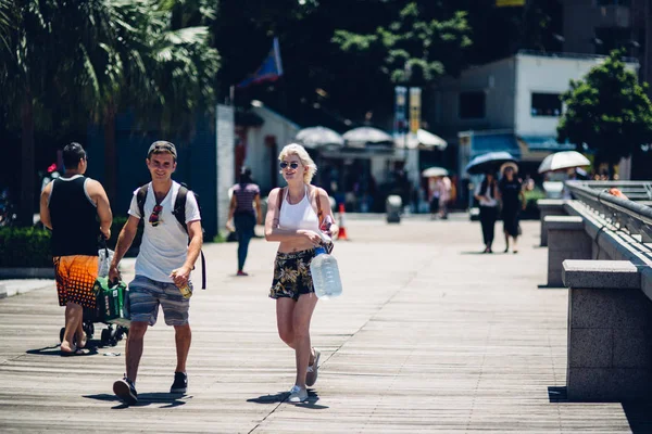 Calle Con Peatones Palmeras Durante Día Hong Kong — Foto de Stock