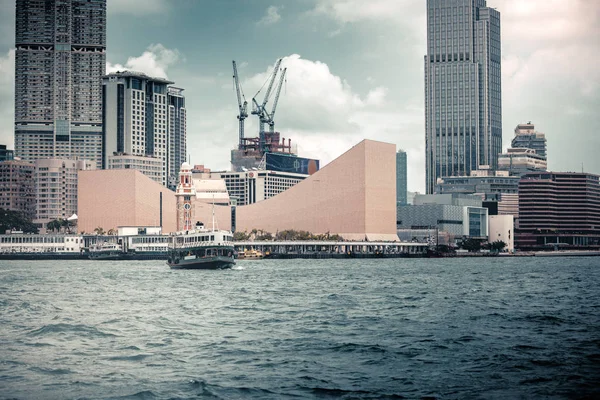 Reizen Azië Hong Kong China Stadszicht Van Wolkenkrabbers Tegen Water — Stockfoto