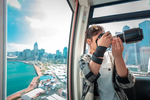 Mulher Asiática Viajando Atirando Por Câmera Highpoint Cidade — Fotografia de Stock