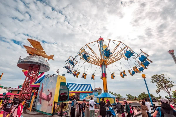 Hong Kong Noviembre 2018 Parque Atracciones Con Carruseles Durante Día —  Fotos de Stock