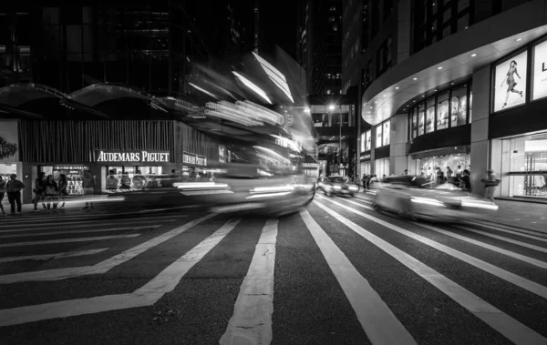白天与人和交通的街道 黑白形象 — 图库照片