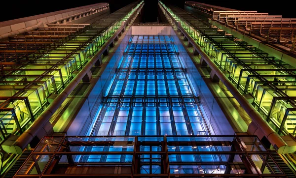 Vista Ángulo Bajo Del Edificio Vidrio Moderno Por Noche Hong — Foto de Stock