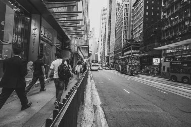Siyah beyaz görüntü kalabalık Hong Kong sokakların 