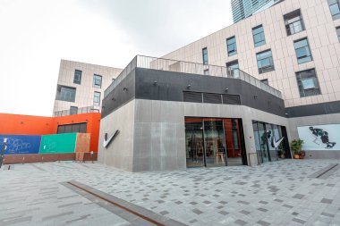 Evler ve dükkanlar, 19 Kasım, 2016 - Tsim Sha Tsui, Hong Kong ile kalabalık sokak 