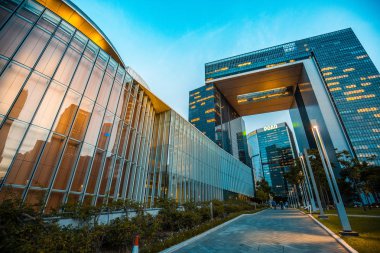 Bulutlar üzerinde gece, Hong Kong aydınlatma ile modern şehir 