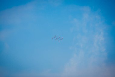 Açık mavi gökyüzü, Aero gösterisi sırasında gündüz