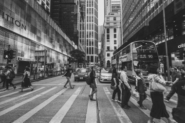 Siyah beyaz görüntü kalabalık Hong Kong sokakların 