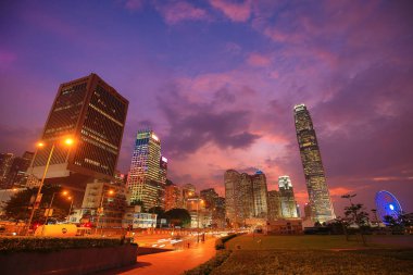 Bulutlar üzerinde gece, Hong Kong aydınlatma ile modern şehir 