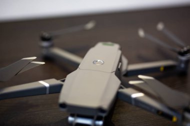 ahşap yüzeyde dronun görünümü kadar kapatın 
