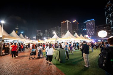Hong Kong, Çin - 26 Ekim 2018: Hong Kong şarap ve Dine Festivali 10th edition, insanlar yiyecek, içecek ve eğlence hemen yanında çarpıcı Victoria Limanı manzarası keyfini çıkarın.