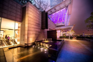 10 Ağustos 2017 - Hong Kong: Geceleri insan kalabalığı ile sokak görmek 