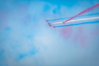 Açık mavi gökyüzü, Aero gösterisi sırasında gündüz