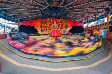 Hong Kong - 29 Kasım 2018, eğlence parkı ile carousels gündüz sırasında