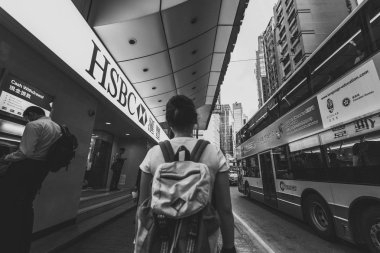 Siyah beyaz görüntü kalabalık Hong Kong sokakların 