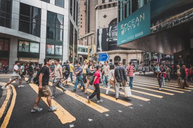 İnsanlar ve taşıma sırasında gündüz, Hong Kong ile modern sokak