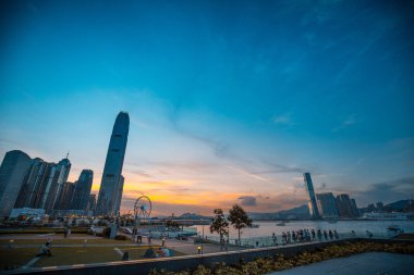 Bulutlar üzerinde gece, Hong Kong aydınlatma ile modern şehir 