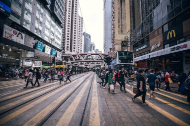 Evler ve dükkanlar, 19 Kasım, 2016 - Tsim Sha Tsui, Hong Kong ile kalabalık sokak 