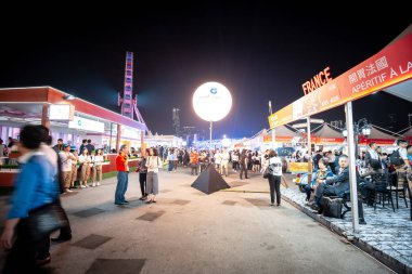 Hong Kong, Çin - 26 Ekim 2018: Hong Kong şarap ve Dine Festivali 10th edition, insanlar yiyecek, içecek ve eğlence hemen yanında çarpıcı Victoria Limanı manzarası keyfini çıkarın.