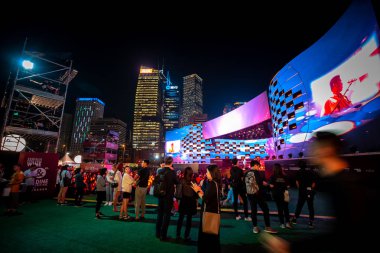 Hong Kong, Çin - 26 Ekim 2018: Hong Kong şarap ve Dine Festivali 10th edition, insanlar yiyecek, içecek ve eğlence hemen yanında çarpıcı Victoria Limanı manzarası keyfini çıkarın.