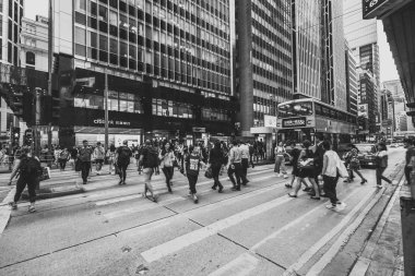 Siyah beyaz görüntü kalabalık Hong Kong sokakların 