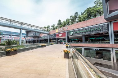 10 Ağustos 2017 - Tsim Sha Tsui, Hong Kong: İnsan kalabalığı ile sokak görmek